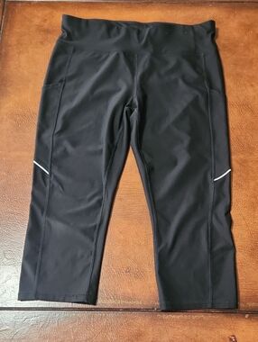 Xersion Black Capri Jeggings with Reflective Trim stretchy. side pockets